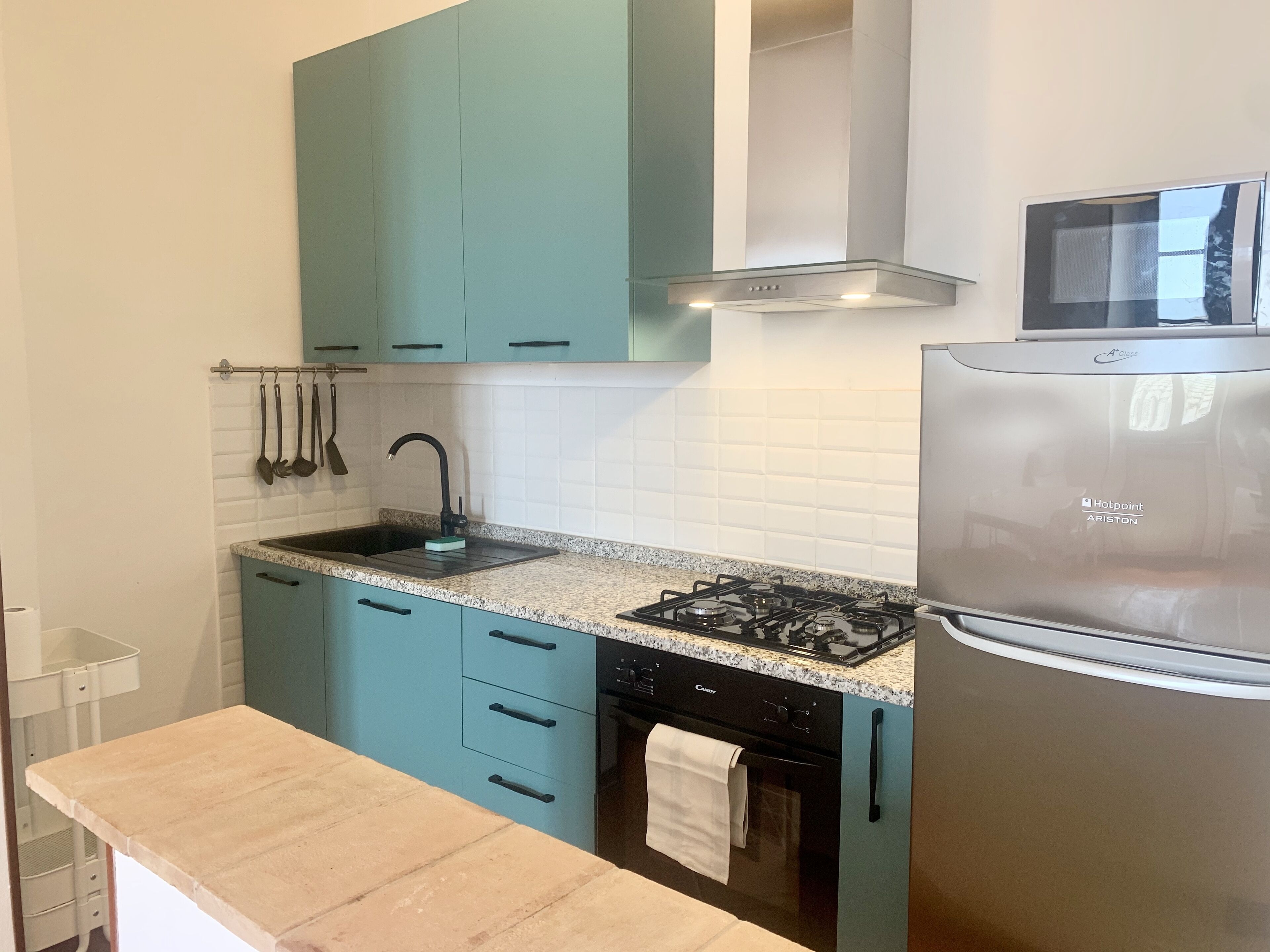 Departamento clásico | Cocina privada | Refrigerador, microondas, horno y parrilla de estufa 
