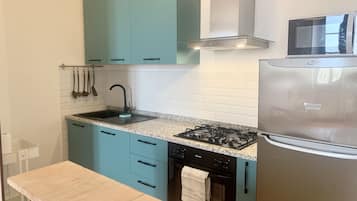 Departamento clásico | Cocina privada | Refrigerador, microondas, horno y parrilla de estufa