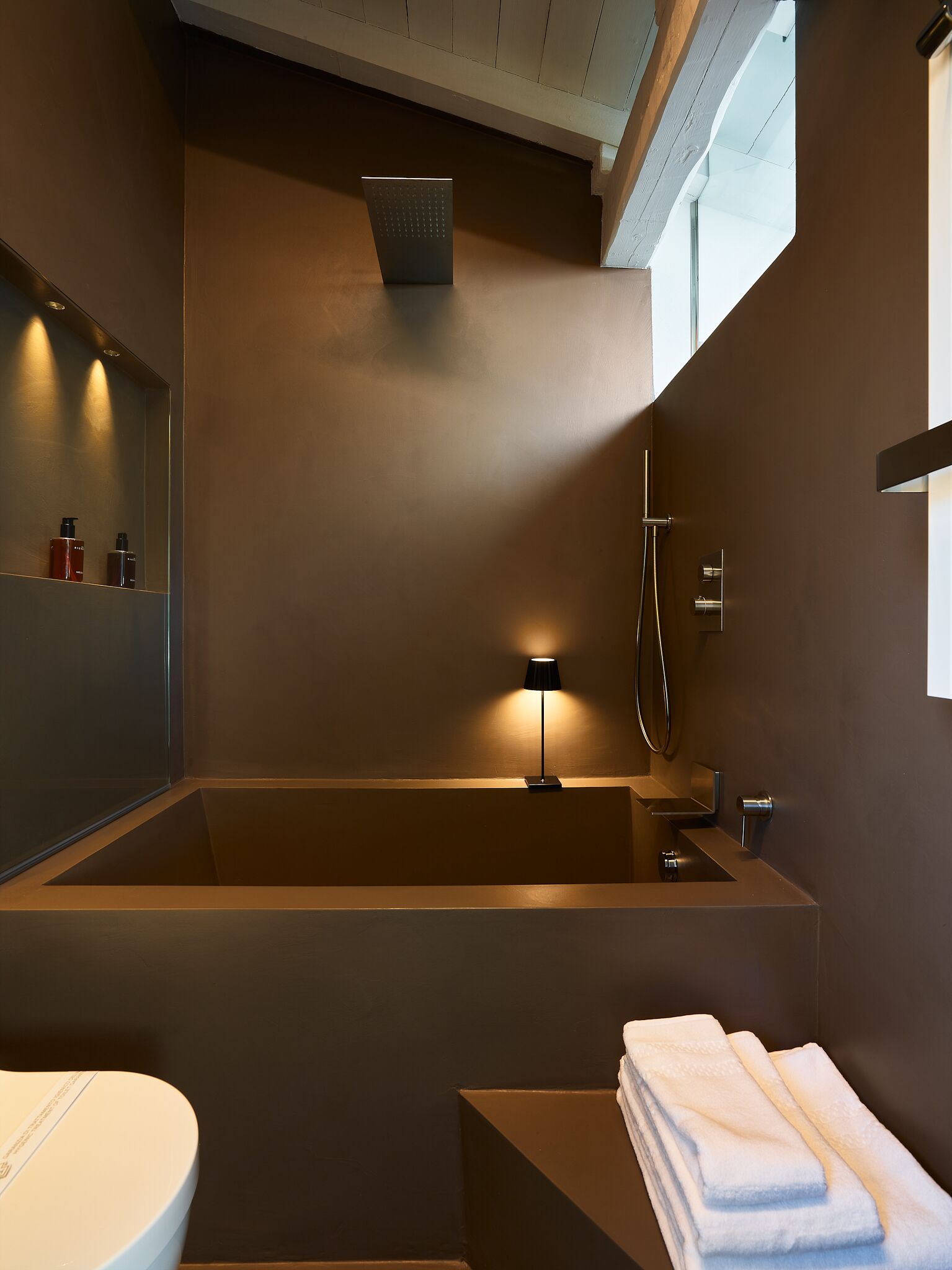 Ensemble baignoire-douche, séchoir à cheveux, peignoirs, bidet