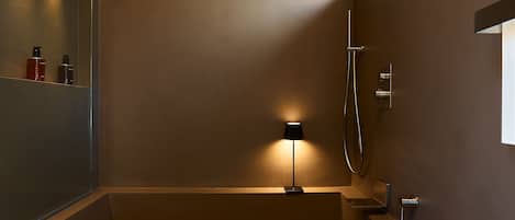 Combined shower/bathtub, hair dryer, bathrobes, bidet