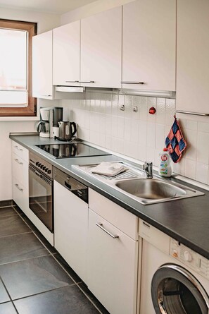 Kylskåp, mikrovågsugn, ugn och spishäll