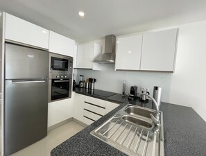 Kühlschrank, Mikrowelle, Ofen, Geschirrspüler