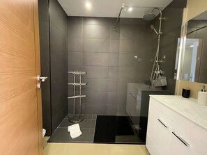 Dusche, Haartrockner, Handtücher