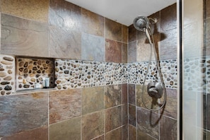 Een douche, een haardroger, handdoeken