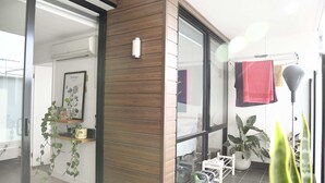 Unclassified image, 4 of 27, button - Cosy Apartment in Trendy Collingwood (Collingwood)