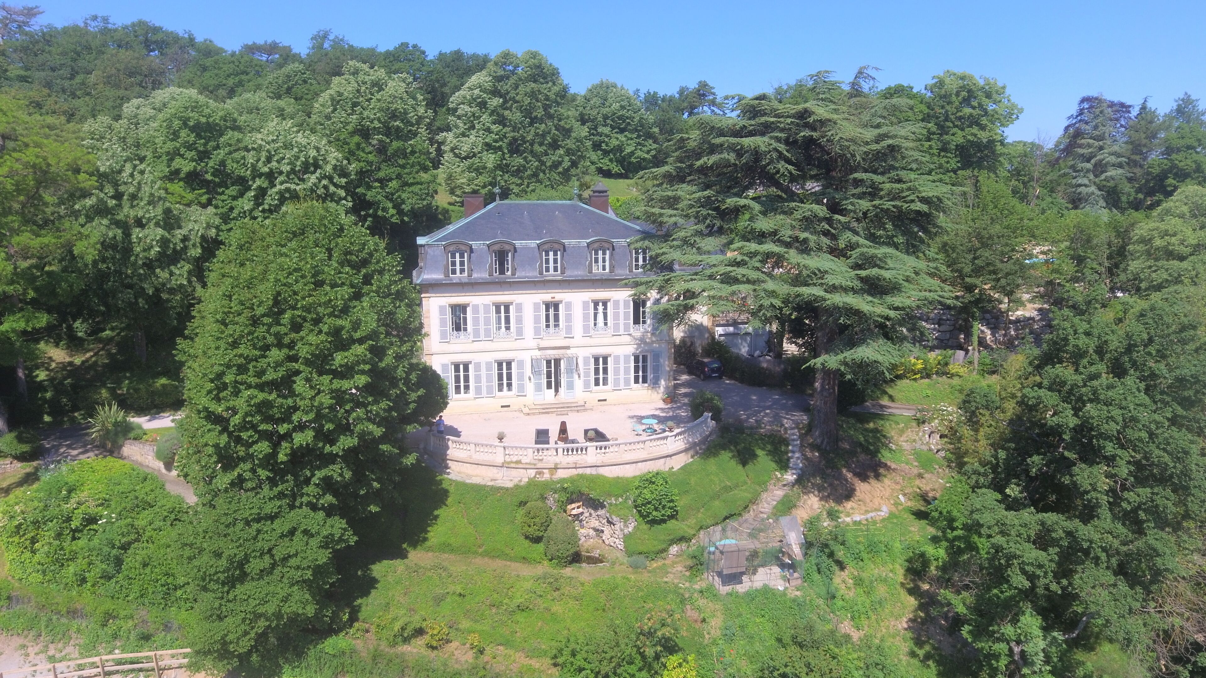 Large 150m2 apartment at Château des Roches 15 minutes from Lyon