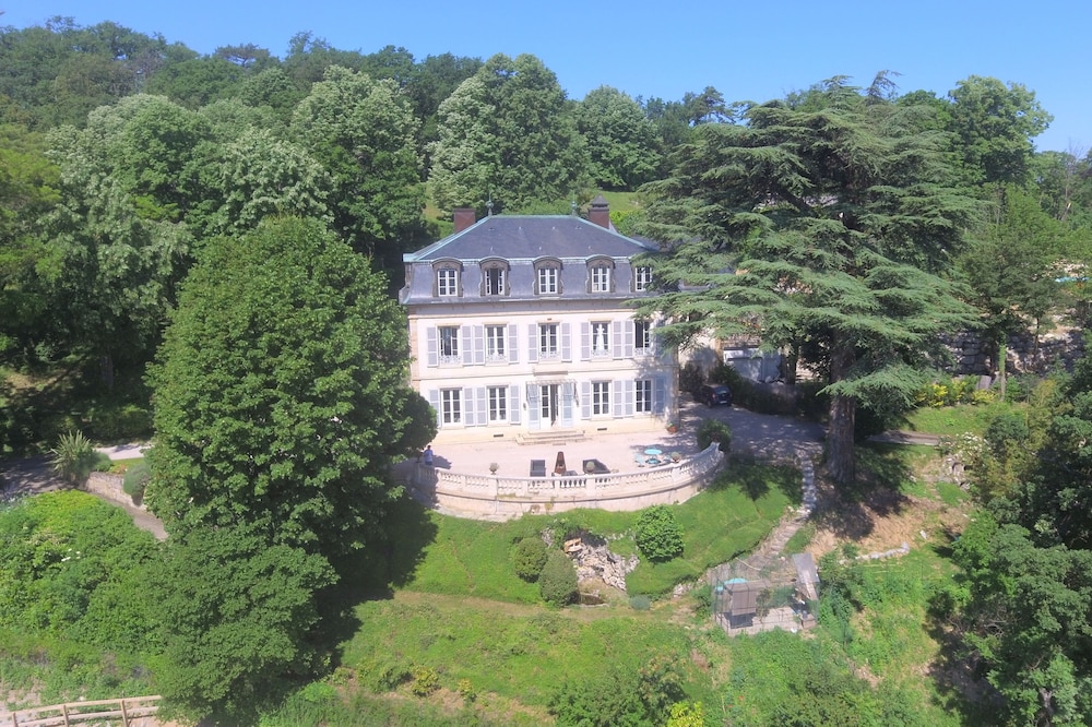 Large 150m2 apartment at Château des Roches 15 minutes from Lyon