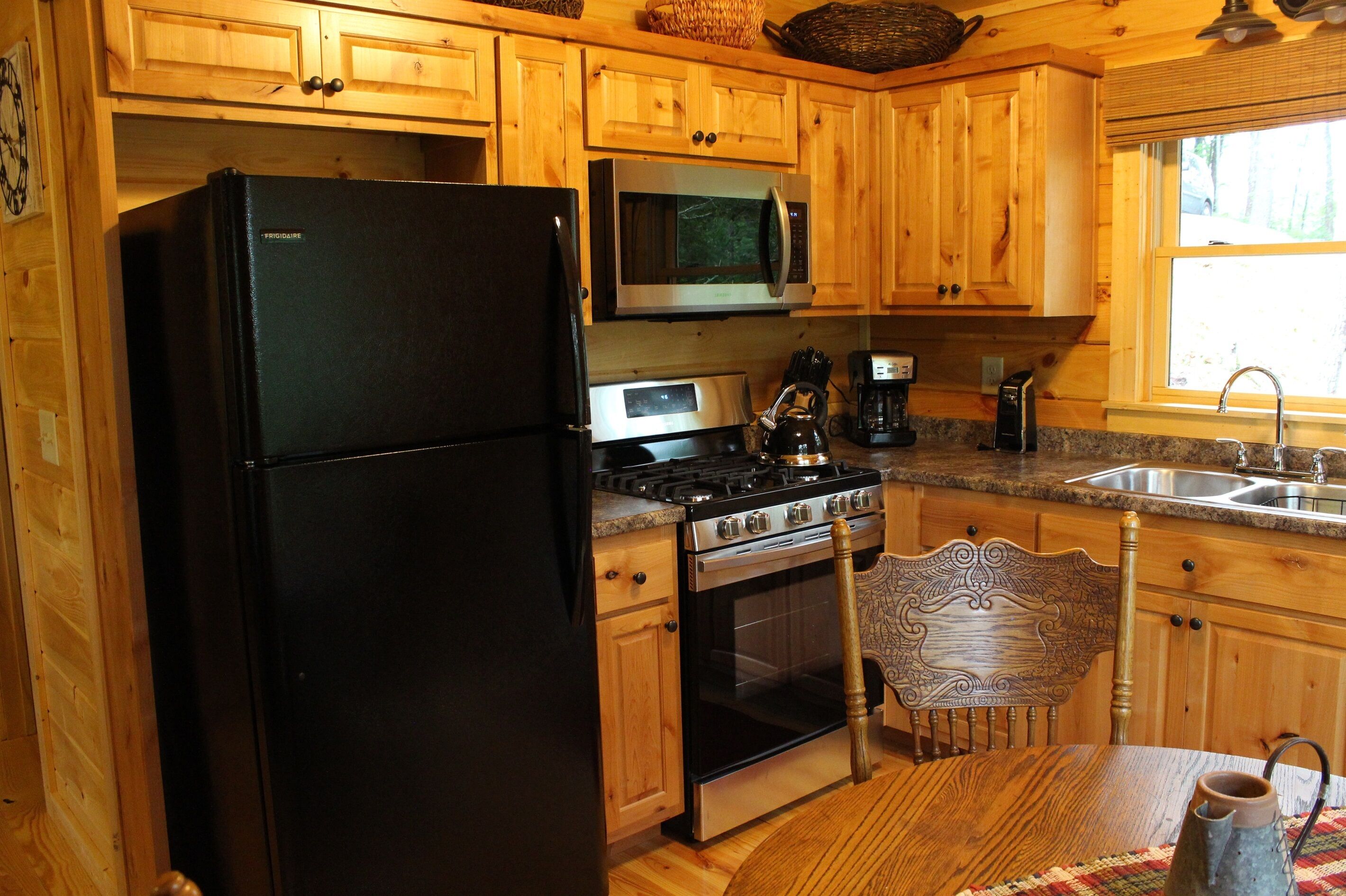 The Rusty Goat--Year-round Mountain View, King-sized bed, highspeed internet!