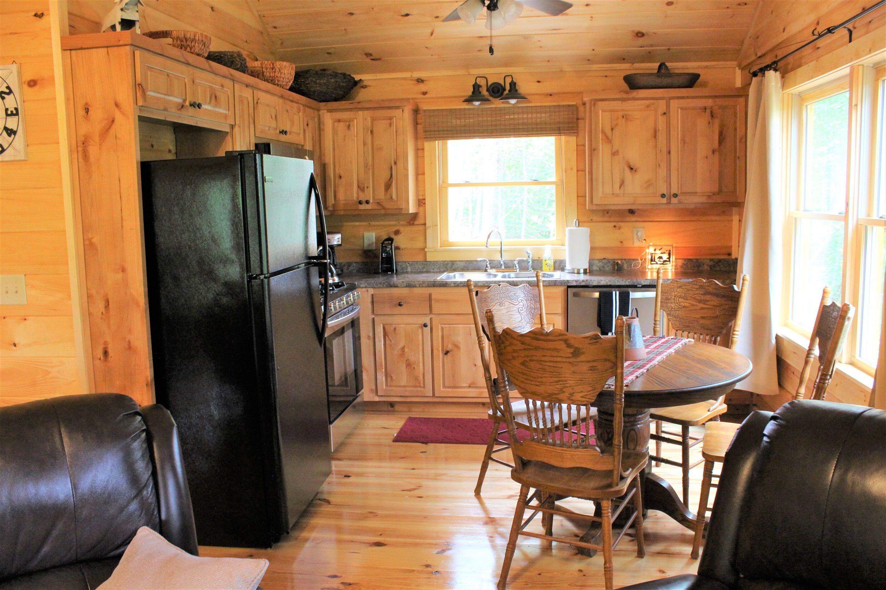 The Rusty Goat--Year-round Mountain View, King-sized bed, highspeed internet!