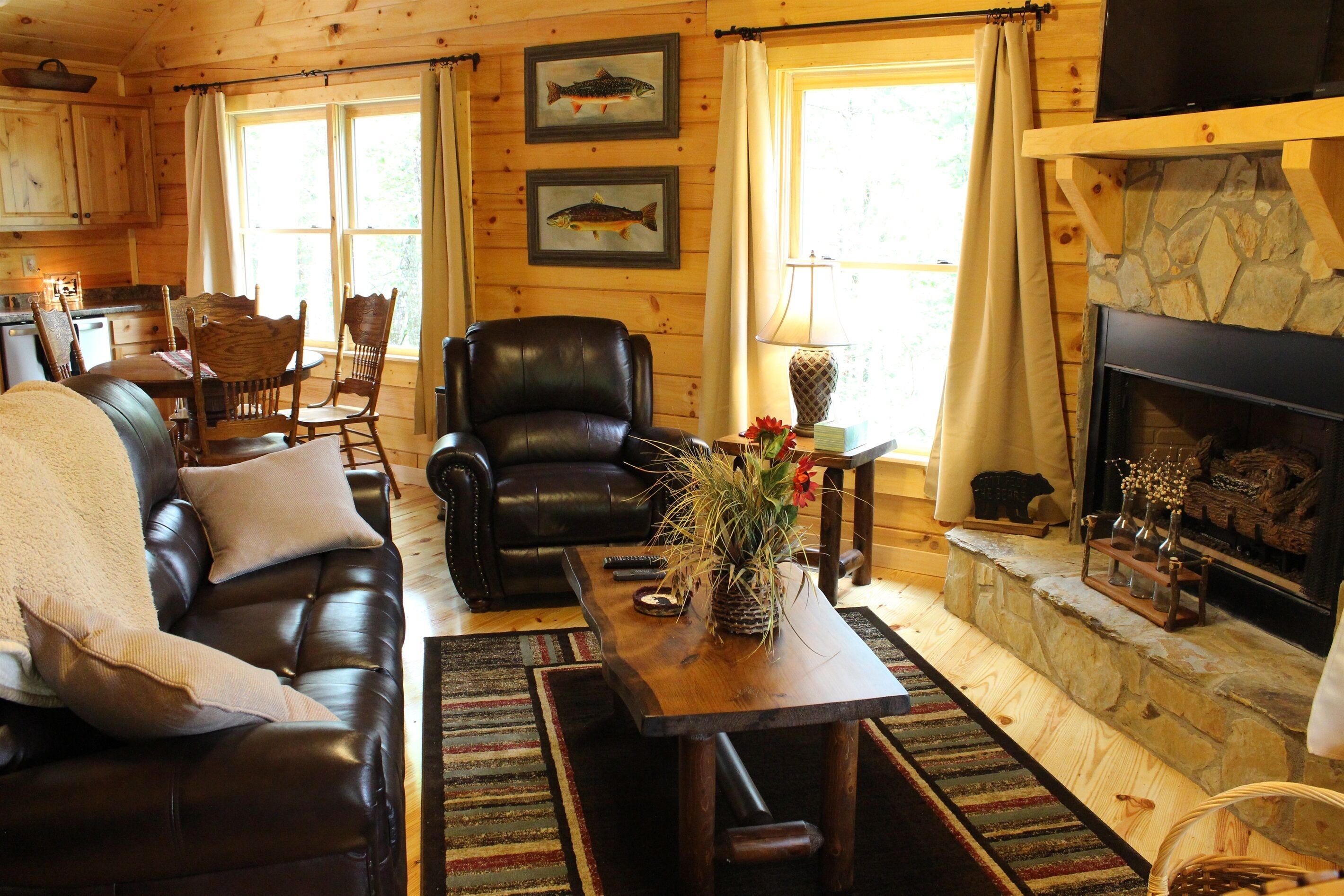 The Rusty Goat--Year-round Mountain View, King-sized bed, highspeed internet!