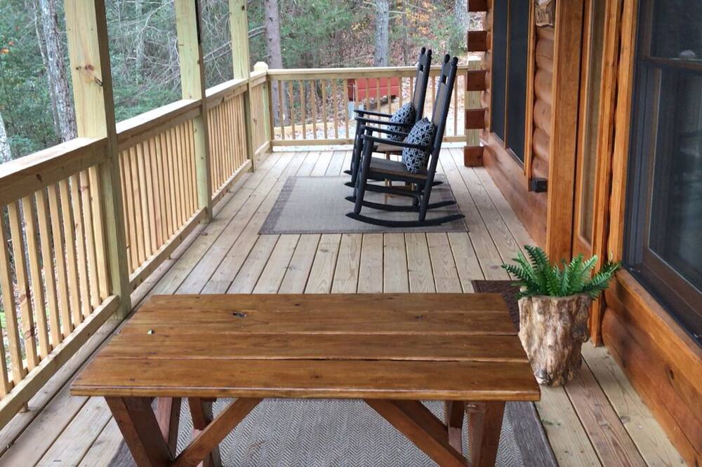 The Rusty Goat--Year-round Mountain View, King-sized bed, highspeed internet!