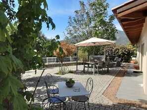 Outdoor dining - Villa Comtemporaine de Standing Pour Amoureux......... de la Nature (ECCICA SUARELLA)