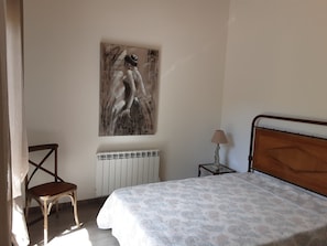 2 bedrooms, iron/ironing board, travel cot, free WiFi