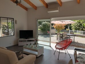 TV - Villa Comtemporaine de Standing Pour Amoureux......... de la Nature (ECCICA SUARELLA)
