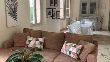 Télévision, livres, espaces bureaux