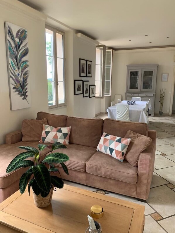 Télévision, livres, espaces bureaux