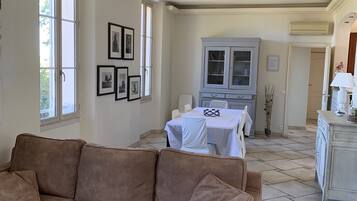 Télévision, livres, espaces bureaux