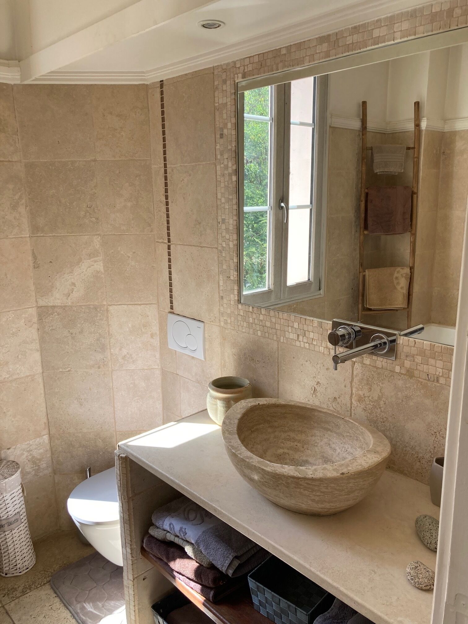 Baignoire, séchoir à cheveux, serviettes fournies, savon