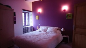 8 chambres, fer et planche à repasser, Wi-Fi, draps fournis