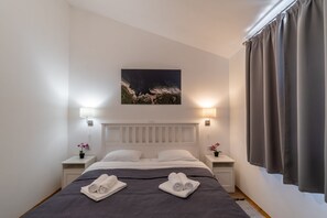 4 bedrooms, travel crib, free WiFi, bed sheets