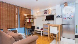 Basic Studio, 2 Double Beds | Living room - Spacious Studio Apartment in Kennington (London)
