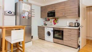 Basic Studio, 2 Double Beds | Private kitchen - Spacious Studio Apartment in Kennington (London)
