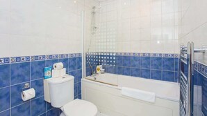 Basic Studio, 2 Double Beds | Bathroom - Spacious Studio Apartment in Kennington (London)