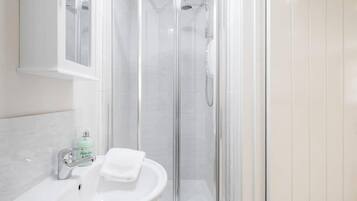 Apartment | Bathroom | Shower, free toiletries, hair dryer, towels