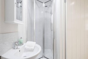Apartamento | Banheiro | Chuveiro, produtos de toalete grátis, secador de cabelo 