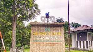 A sign for Grand Yustik Selabintana with a logo and text indicating it is a resort, conference center, and training center. - Spot ON 90046 Villa Anyelir Yustik Selabintana (Sukabumi)