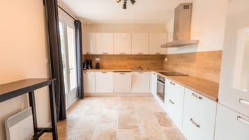 Een microgolfoven, een oven, een vaatwasser