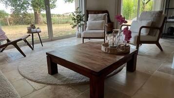 Una mesa de tenis de mesa