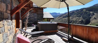 12-person chalet in Vars with private jacuzzi, cinema and view of the slopes