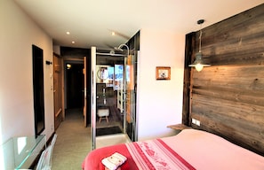 4 bedrooms, iron/ironing board, travel cot, free WiFi