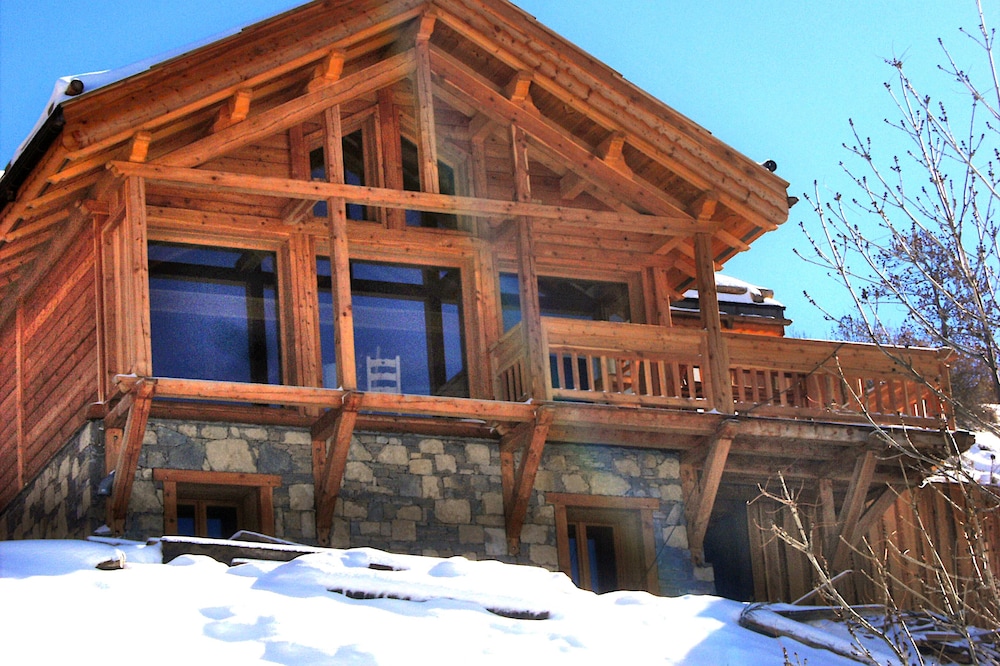 CHARMING CHALET, MOUNTAIN VIEW AND JACUZZI SKI SLOPES AND CINEMA ROOM