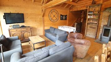 Télévision, jeux vidéo, lecteur de DVD, baby-foot