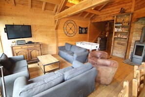 Televisión, videojuegos, reproductor de DVD y futbolito