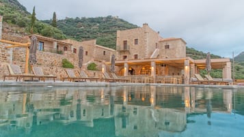 Una piscina al aire libre de temporada, sillones reclinables de piscina