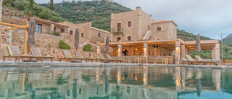 Una piscina al aire libre de temporada, sillones reclinables de piscina