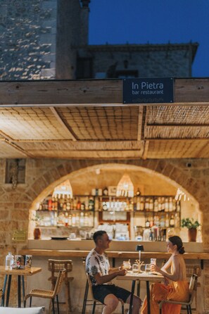 Cocktail bar