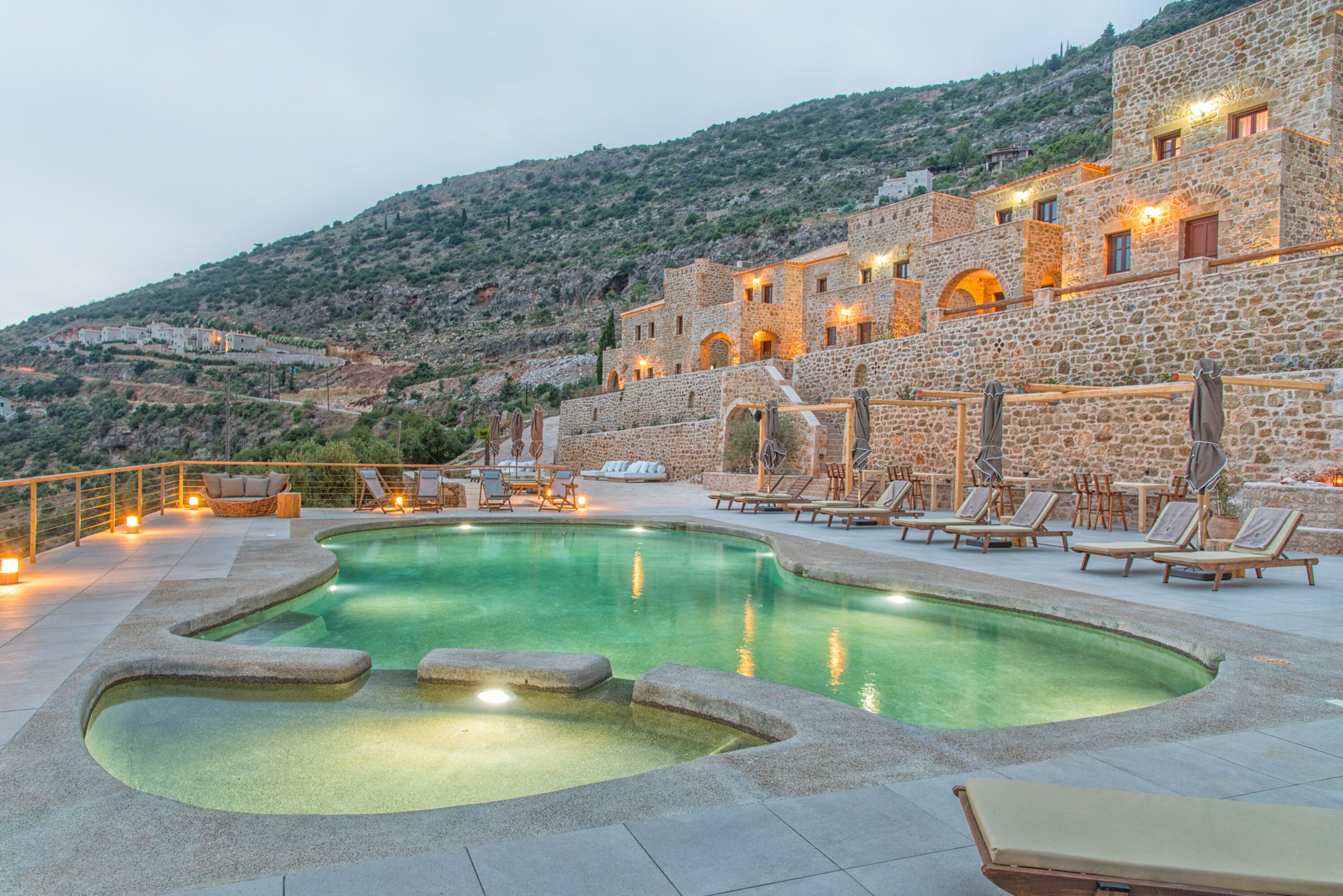 Außenpool (je nach Saison geöffnet), Liegestühle