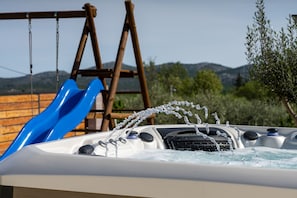 Bain à remous extérieur