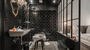 City Apartment | Bathroom | Shower, hair dryer, soap, shampoo