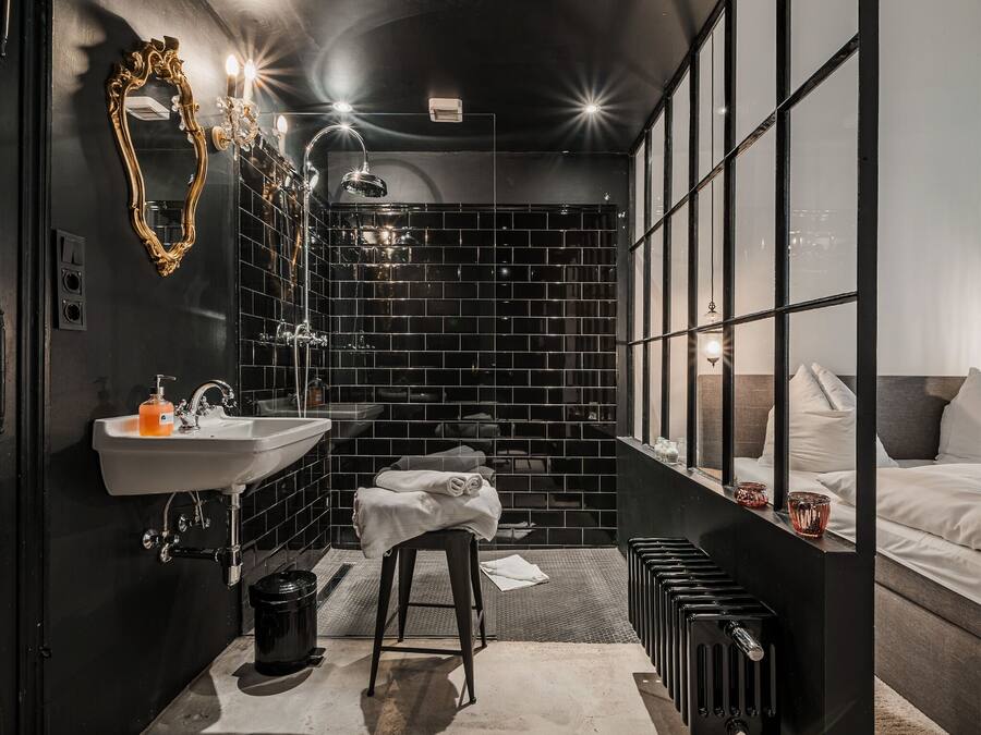 Ducha, secador de pelo, jabĂłn, shampoo