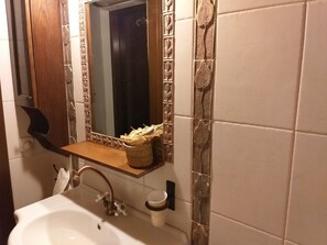 Combined shower/bathtub, hair dryer, towels, soap - splendid apartment for quality summer holidays !!! (ΚΑΣΣΑΝΔΡΑΣ)