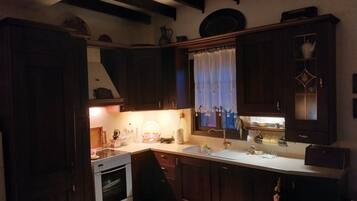 Jääkaappi, mikroaaltouuni, astianpesukone, kahvin-/teenkeitin