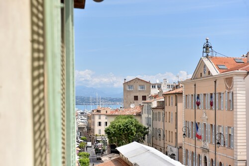 Bright spacious flat with superb views over the old town and Grimaldi castle.