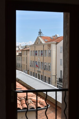 Bright and large apartment in heart of the old town