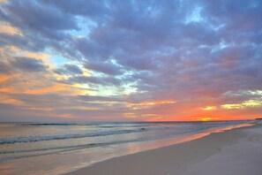 Beach nearby - Harbour Point 807 - stunning bay, lake, and golf views! GOLF CART INCLUDED! (Miramar Beach)