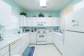 冷蔵庫、電子レンジ、オーブン、コンロ